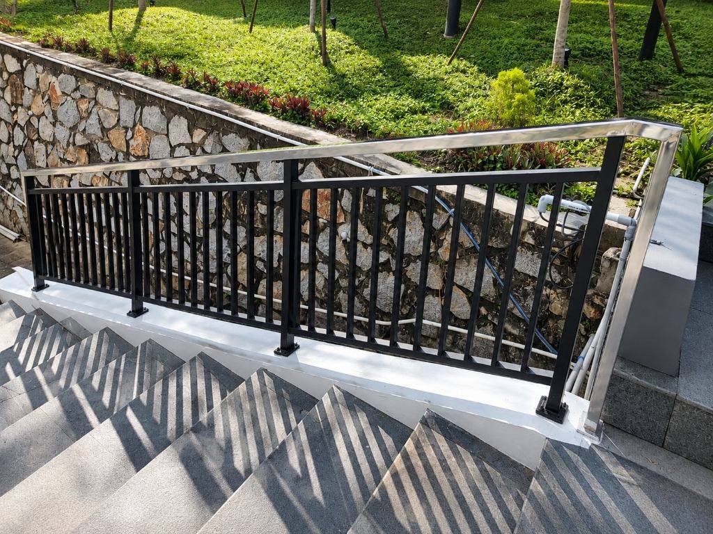 Railing Tangga Stainless & Besi